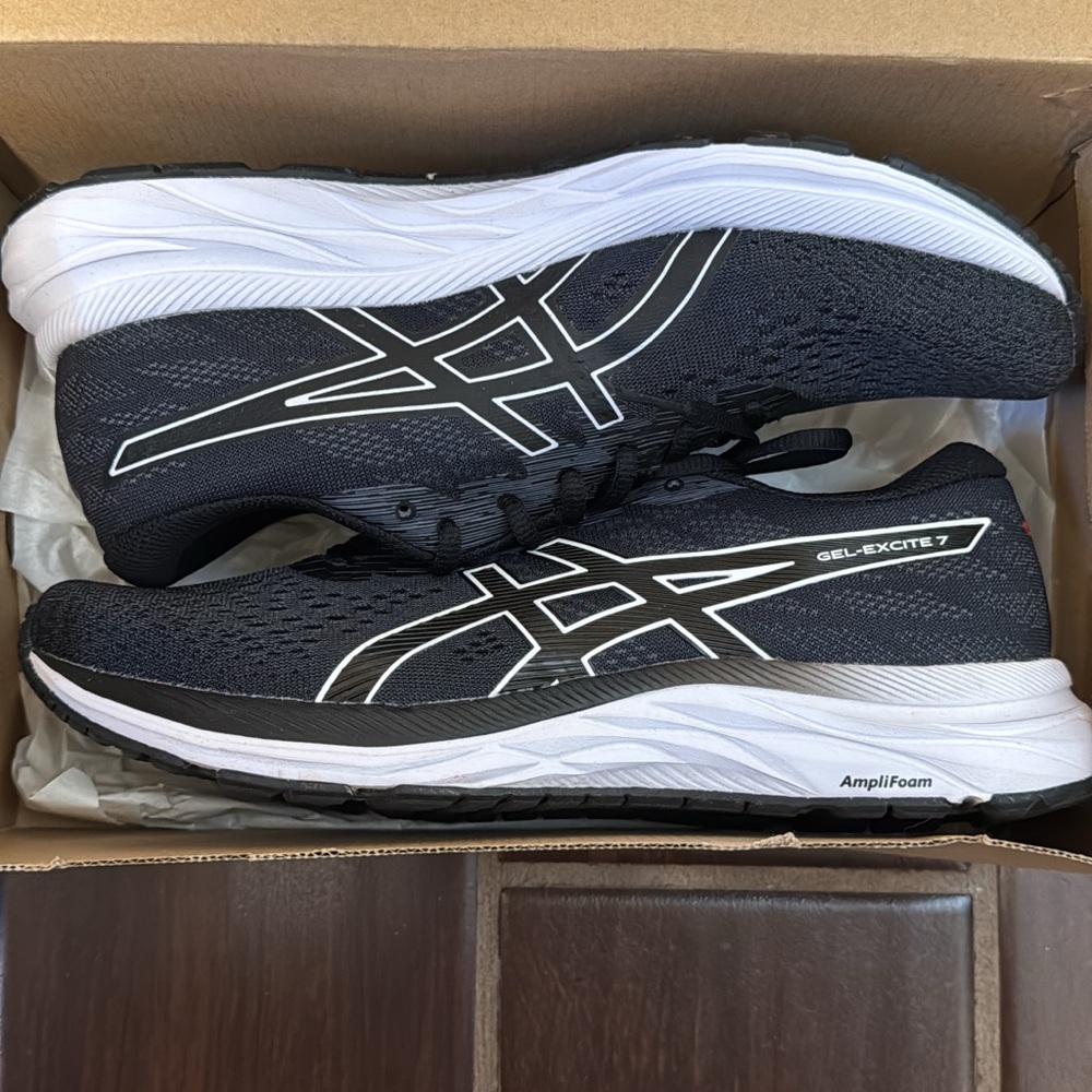 ASICS Gel-Excite 7 Black and White Sneakers
